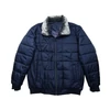 Kép 1/6 - XL-6XL nagyméretű sötétkék színű, szőrmegalléros férfi télikabát, prémium minőségű anyagokból. Tekintse meg online vagy jöjjön el hozzánk személyesen üzletünkbe.