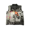 Kép 1/5 - 3XL-10XL extra nagyméretű férfi pufi mellény divatos graffiti feliratokkal, mely az őszi/téli szezon sláger terméke.Rendeljen online kényelemesen vagy jöjjön el hozzánk személyesen üzletünkbe!