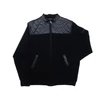 Kép 1/4 - 3XL,4XL,5XL,6XL,7XL méretű-T.Fekete Elegant férfi nagyméretű cipzáras pulóver steppelt vállbetéttel.Prémium minőségű 100% pamutból.Rendeljen kényelemesen online vagy jöjjön el hozzánk üzletünkbe!1