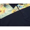 Kép 3/4 - L-7XL Extra nagyméretű sötétkék színű, virág mintás galléros póló. Prémium minőségű rugalmas pamut anyagból. Rendeljen online vagy jöjjön el hozzánk személyesen!3