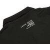 Kép 4/4 - Divatos férfi galléros póló nagy 3XL-6XL méretekben. Fekete színű, nagy nyomott feliratokkal és térkép mintával az igazi kalandoroknak. Prémium minőségű 100% pamutból. Vásárolja meg online, pontos mérettáblázatunk segítségével!3
