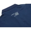 Kép 4/4 - Divatos férfi galléros póló nagy 3XL-6XL méretekben. Indigókék színű, nagy nyomott feliratokkal és térkép mintával az igazi kalandoroknak. Prémium minőségű 100% pamutból. Vásárolja meg online, pontos mérettáblázatunk segítségével!3