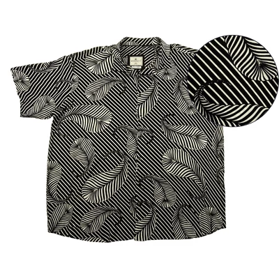 Extra nagy férfi rövid ujjú viszkóz ing 6XL-9XL méretekben.Fekete,fehér csíkos, 3D hatású levél mintás.Prémium minőségű 100% viszkózból.Rendeljen online kényelmesen vagy jöjjön el személyesen üzletünkbe!