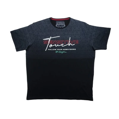 2XL, 3XL, 4XL, 5XL, 6XL méretű férfi rövid ujjú póló fekete színben, divatos mintával és felirattal. 100% prémium pamutból a kényelmes hétköznapokra. Rendeljen online, pár kattintással vagy jöjjön el hozzánk személyesen!1