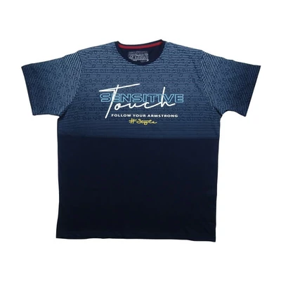 2XL, 3XL, 4XL, 5XL, 6XL méretű férfi rövid ujjú póló sötétkék színben, divatos mintával és felirattal. 100% prémium pamutból a kényelmes hétköznapokra. Rendeljen online, pár kattintással vagy jöjjön el hozzánk személyesen!1