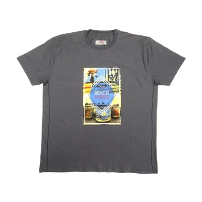 Nyári 3XL,4XL,5XL,6XL-nagyméretű férfi rövid ujjú póló grafit szürke színben, divatos hippi busz mintával és oldalsó karcsúsító varrással. Prémium minőségű 100% pamutból a kényelmes hétköznapokra. Rendeljen online, pár kattintással vagy jöjjön el hozzánk 