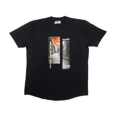 Nyári 3XL,4XL,5XL,6XL-nagyméretű férfi rövid ujjú póló sötétkék színben, divatos városi képpel. Prémium minőségű 100% pamutból a kényelmes hétköznapokra. Rendeljen online, pár kattintással vagy jöjjön el hozzánk!