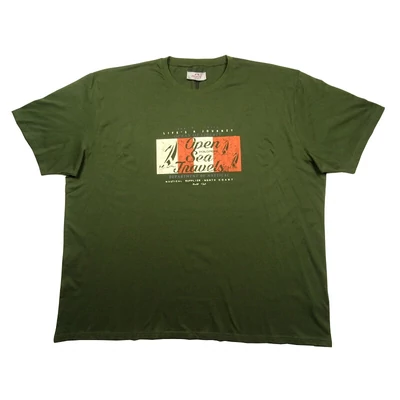 Extra nagy 7XL,8XL,9XL méretű férfi rövid ujjú póló keki/zöld színben, divatos vitorlás mintával. Prémium minőségű 100% pamutból a kényelmes hétköznapokra. Rendeljen online, pár kattintással vagy jöjjön el hozzánk személyesen!1