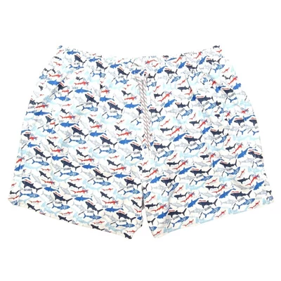 Extra nagy 2XL-10XL méretű MC.Shark fehér alapszínű, színes cápás férfi fürdőnadrág, cipzáras zsebekkel. Rendeljen online, gyors szállítással vagy látogasson el hozzánk üzletünkbe!