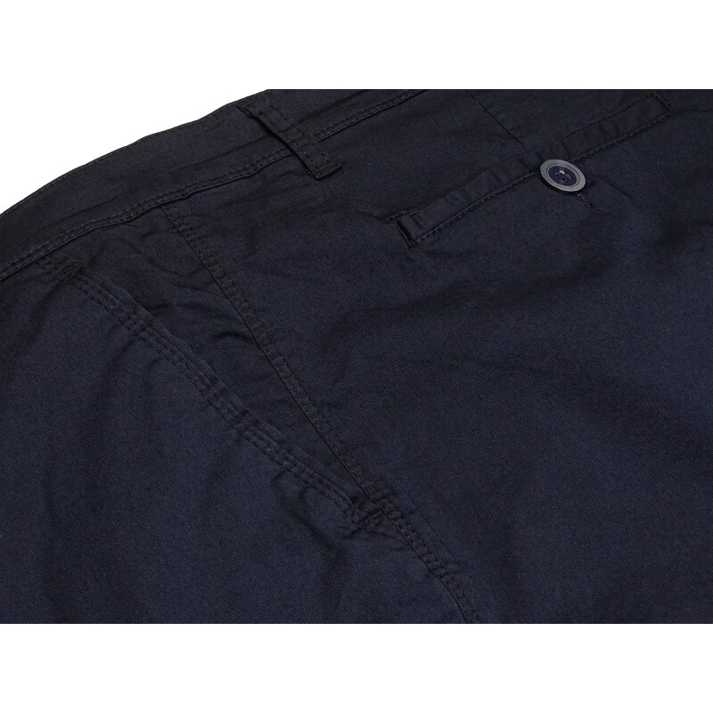 Extra nagyméretű férfi alkalmi vászon nadrág sötétkék színben, svéd zsebekkel. Prémium minőségű rugalmas pamut anyagból!Rendeljen online kényelemesen vagy jöjjön el üzletünkbe személyesen!