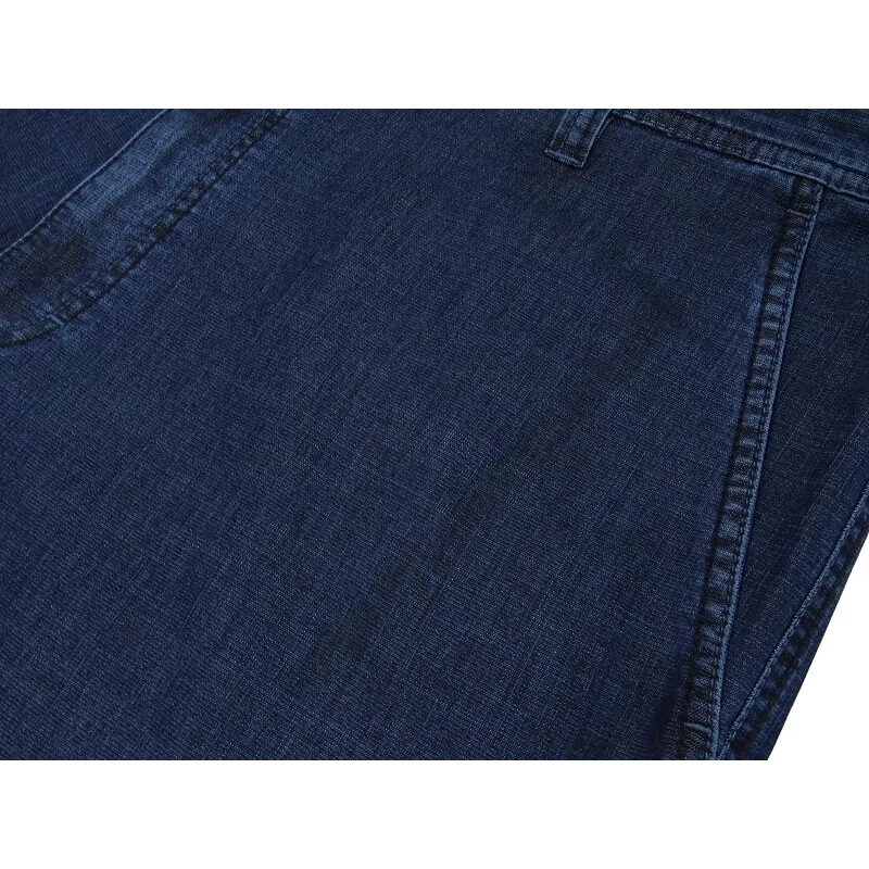 Elegáns szabású nagyméretű férfi svédzsebes farmernadrág lazúrkék színben. Prémium minőségű természetes Tencel anyagból!Rendeljen online, gyors szállítással vagy jöjjön el üzletünkbe személyesen!2