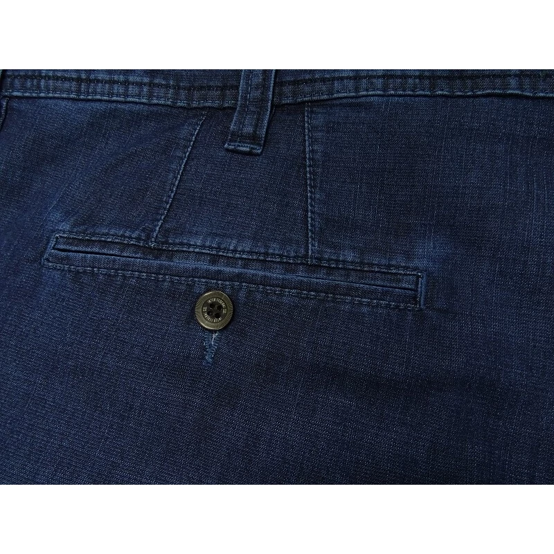 Elegáns szabású nagyméretű férfi svédzsebes farmernadrág lazúrkék színben. Prémium minőségű természetes Tencel anyagból!Rendeljen online, gyors szállítással vagy jöjjön el üzletünkbe személyesen!3