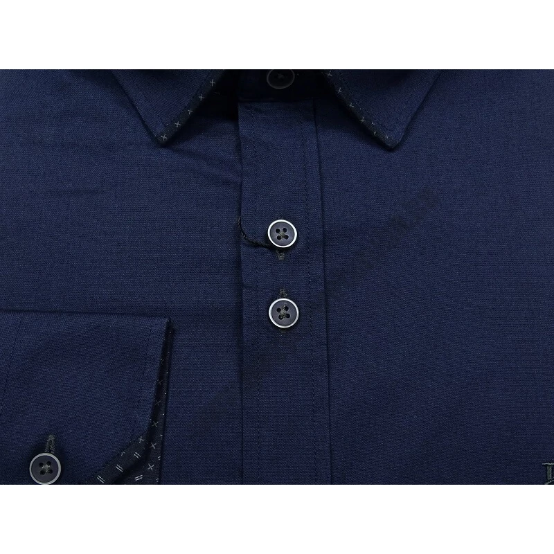 2XL-6XL méretű B.Sötétkék dupla gombos férfi nagyméretű hosszú ujjú ing a legújabb trendek szerint. Prémium minőségű rugalmas pamut anyagból.Rendeljen online kényelmesen vagy jöjjön el személyesen üzletünkbe!2