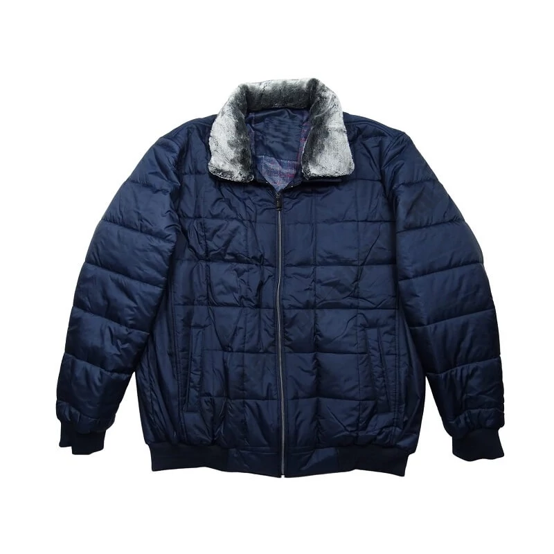 XL-6XL nagyméretű sötétkék színű, szőrmegalléros férfi télikabát, prémium minőségű anyagokból. Tekintse meg online vagy jöjjön el hozzánk személyesen üzletünkbe.
