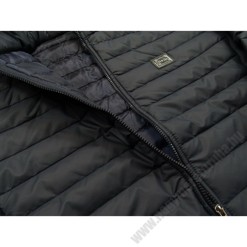 3XL-8XL méretű sötétkék színű, bőrhatású férfi pufi kabát, prémium minőségű anyagokból. Tekintse meg online vagy jöjjön el hozzánk személyesen üzletünkbe.2