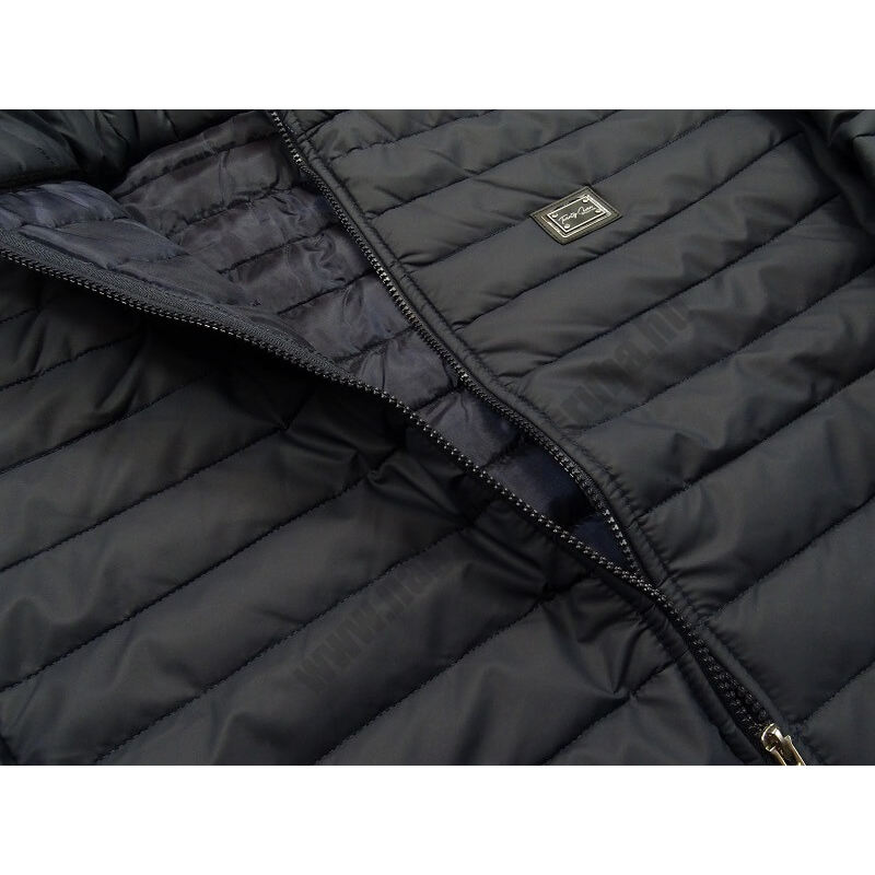 3XL-8XL méretű sötétkék színű, bőrhatású férfi pufi kabát, prémium minőségű anyagokból. Tekintse meg online vagy jöjjön el hozzánk személyesen üzletünkbe.2