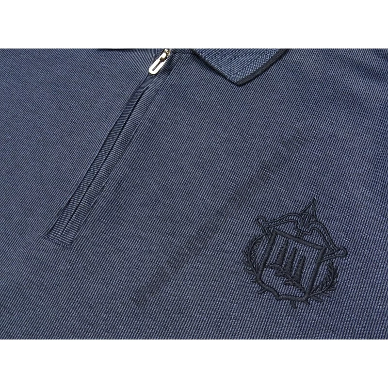 3XL-Poseidon kék cipzáras férfi galléros pulóver részlet – bordázott textúra és hímzett logó közelről.