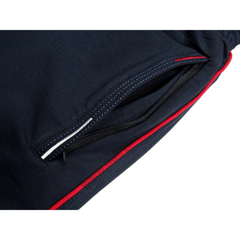 XL-7XL nagy méretű férfi pamut rövidnadrág cipzáras zsebekkel sötétkék színben egy csipetnyi pirossal. Prémium minőségű, pamutban gazdag rugalmas anyagból!Rendeljen online, gyors 1-2 napos szállítással vagy jöjjön el hozzánk és próbálja fel személyesen!2