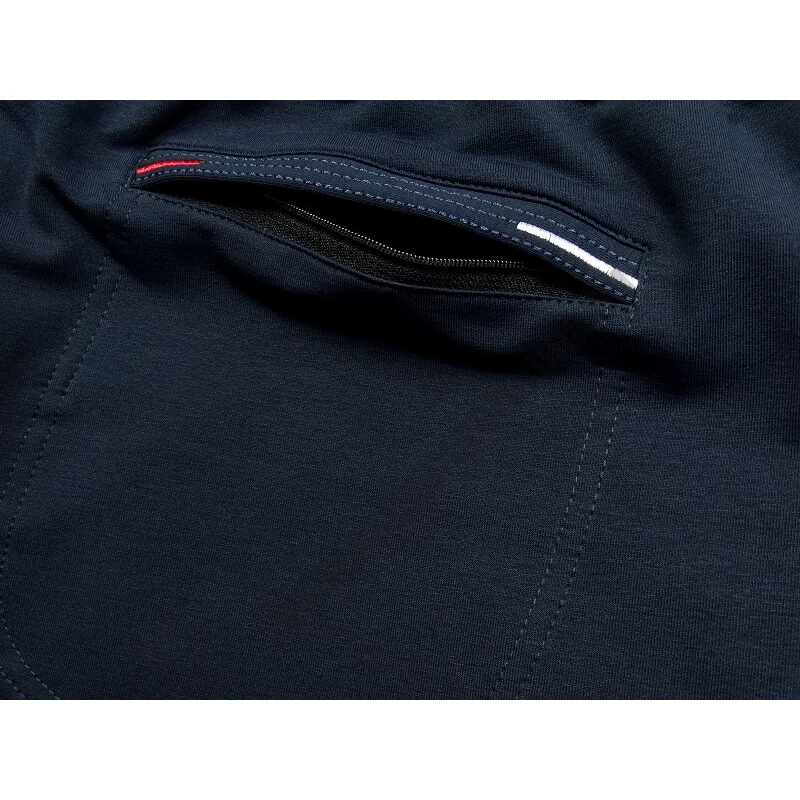 XL-7XL nagy méretű férfi pamut rövidnadrág cipzáras zsebekkel sötétkék színben egy csipetnyi pirossal. Prémium minőségű, pamutban gazdag rugalmas anyagból!Rendeljen online, gyors 1-2 napos szállítással vagy jöjjön el hozzánk és próbálja fel személyesen!4