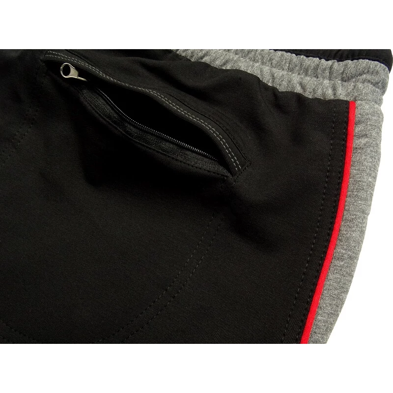 Nagy XL-7XL méretű férfi pamut rövidnadrág fekete-szürke színösszeállításban cipzáras zsebekkel. Prémium minőségű, pamutban gazdag rugalmas anyagból!Rendeljen online, gyors 1-2 napos szállítással vagy jöjjön el hozzánk és próbálja fel személyesen!3