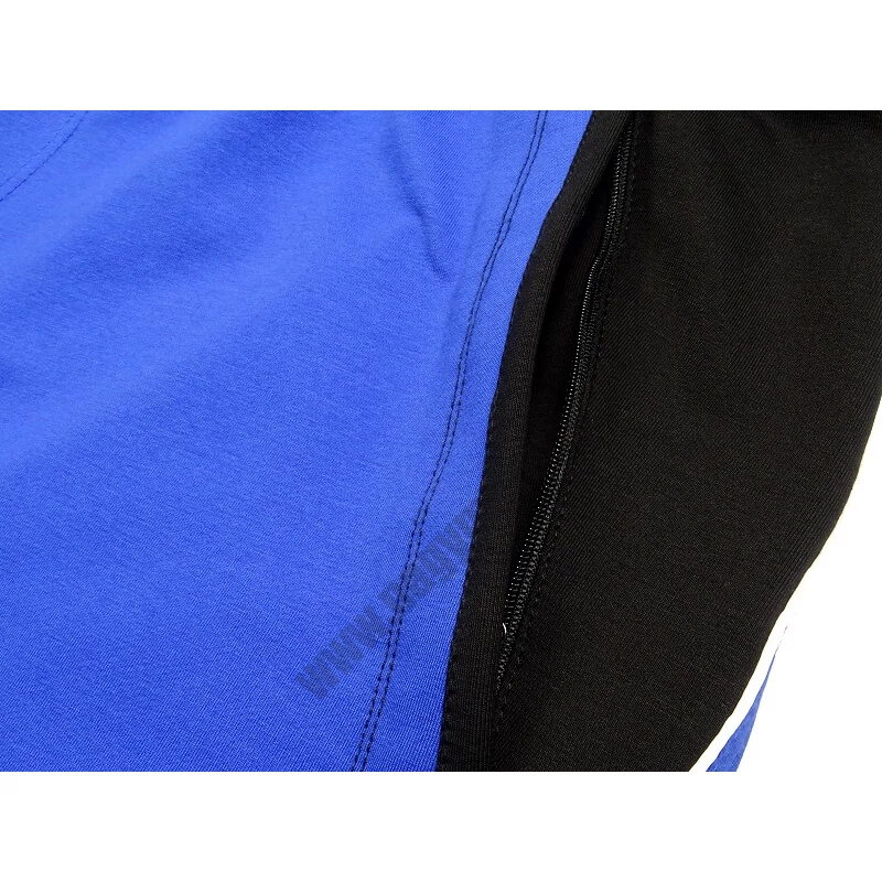 Nagy XL-7XL méretű férfi pamut rövidnadrág királykék-fekete színösszeállításban cipzáras zsebekkel. Prémium minőségű, pamutban gazdag rugalmas anyagból!Rendeljen online, gyors 1-2 napos szállítással vagy jöjjön el hozzánk és próbálja fel személyesen!2