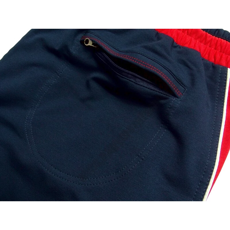 Nagy XL-7XL méretű férfi pamut rövidnadrág sötétkék-piros színösszeállításban cipzáras zsebekkel. Prémium minőségű, pamutban gazdag rugalmas anyagból!Rendeljen online, gyors 1-2 napos szállítással vagy jöjjön el hozzánk és próbálja fel személyesen!3