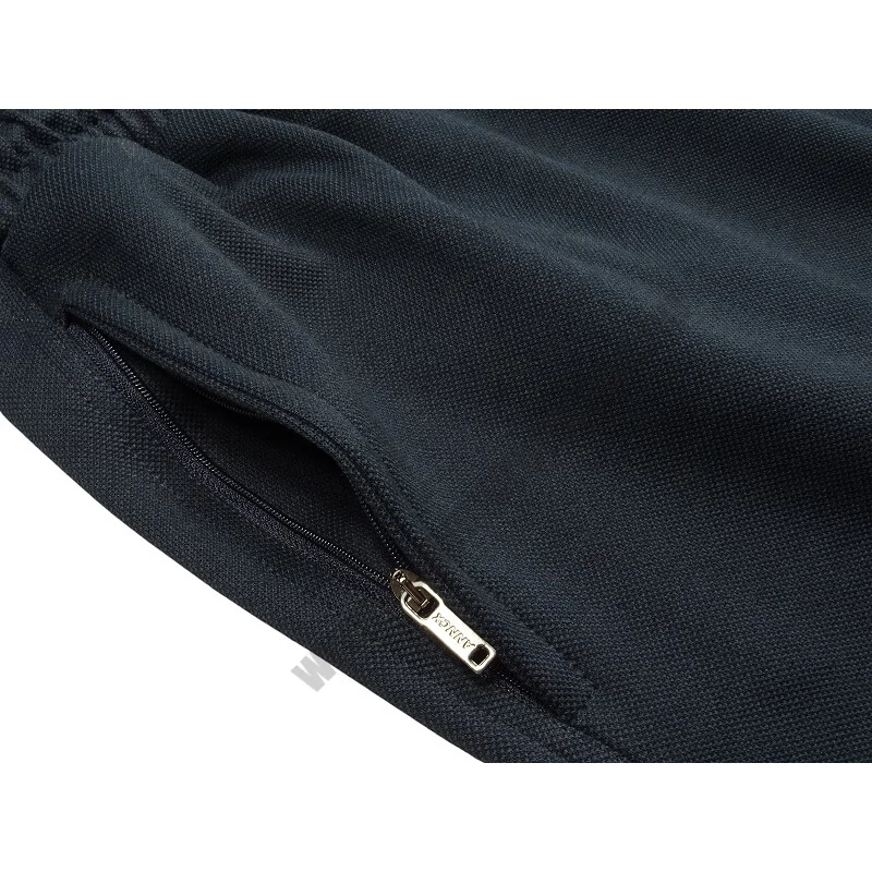 Divatos 2XL,3XL,4XL,5XL,6XL nagyméretű férfi sötétkék színű, pamut rövidnadrág, cipzáras zsebekkel és hímzett logóval. Prémium minőségű rugalmas pamutból!Rendeljen online, gyors 1-2 napos szállítással vagy jöjjön el hozzánk és próbálja fel személyesen!2