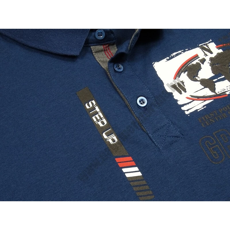 Divatos férfi galléros póló nagy 3XL-6XL méretekben. Indigókék színű, nagy nyomott feliratokkal és térkép mintával az igazi kalandoroknak. Prémium minőségű 100% pamutból. Vásárolja meg online, pontos mérettáblázatunk segítségével!2