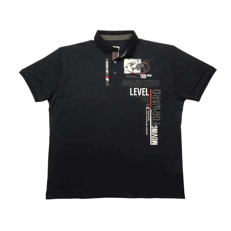 Divatos férfi galléros póló nagy 3XL-6XL méretekben. Sötétkék színű, nagy nyomott feliratokkal és térkép mintával az igazi kalandoroknak. Prémium minőségű 100% pamutból. Vásárolja meg online, pontos mérettáblázatunk segítségével!1